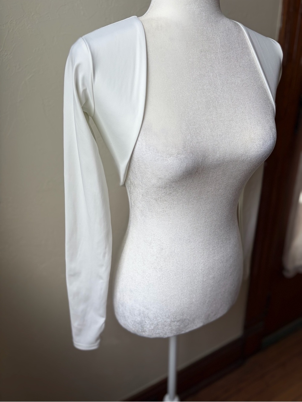 Astoria LIVE LUXE White Shrug Crop Activewear Layer Size Small - Picture 4 of 9